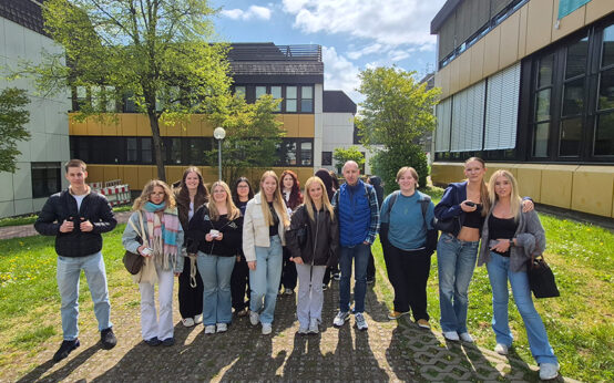 Schülerinnen und Schüler der Sozialassistenz auf dem Campustag Sozialwesen der Hochschule RheinMain