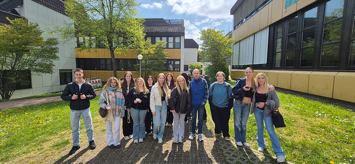 Schülerinnen und Schüler der Sozialassistenz auf dem Campustag Sozialwesen der Hochschule RheinMain