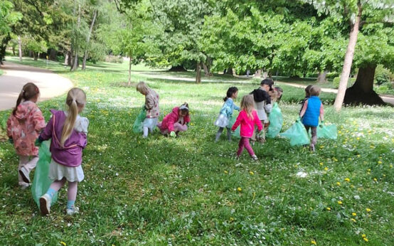 Kinder des Musischen Kindergartens räumen im Nerotal-Park auf