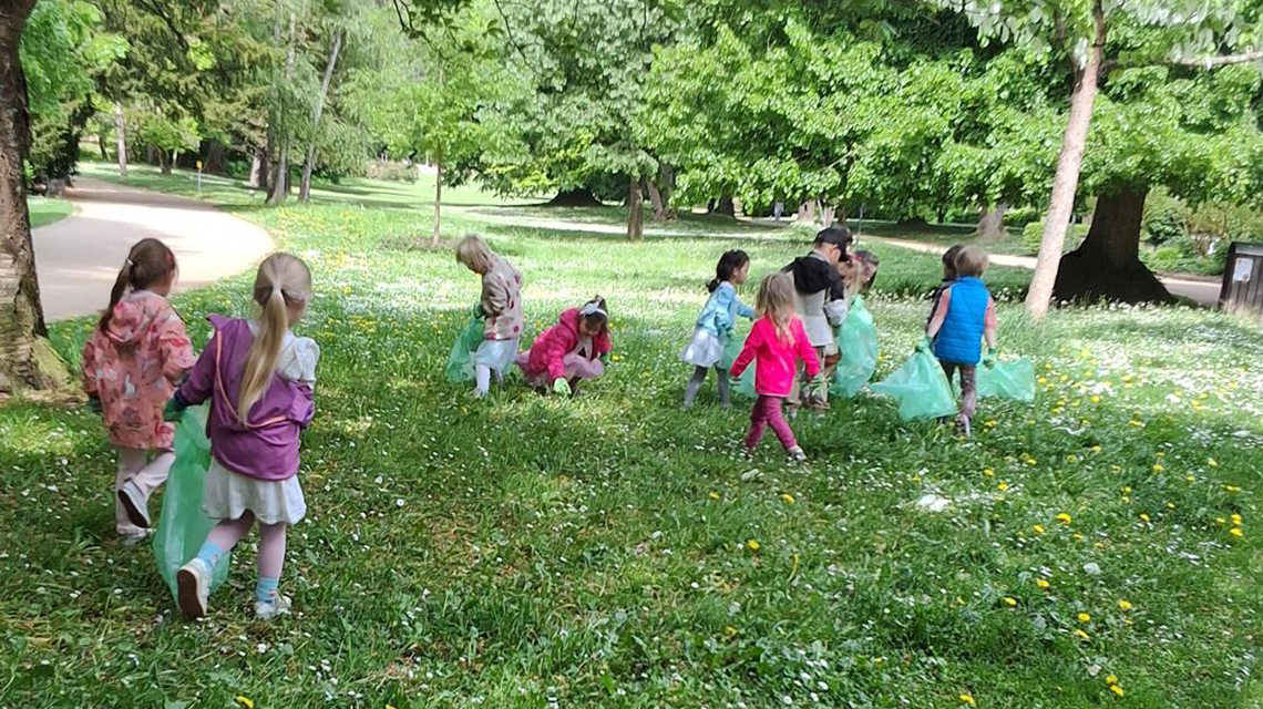 Kinder des Musischen Kindergartens räumen im Nerotal-Park auf