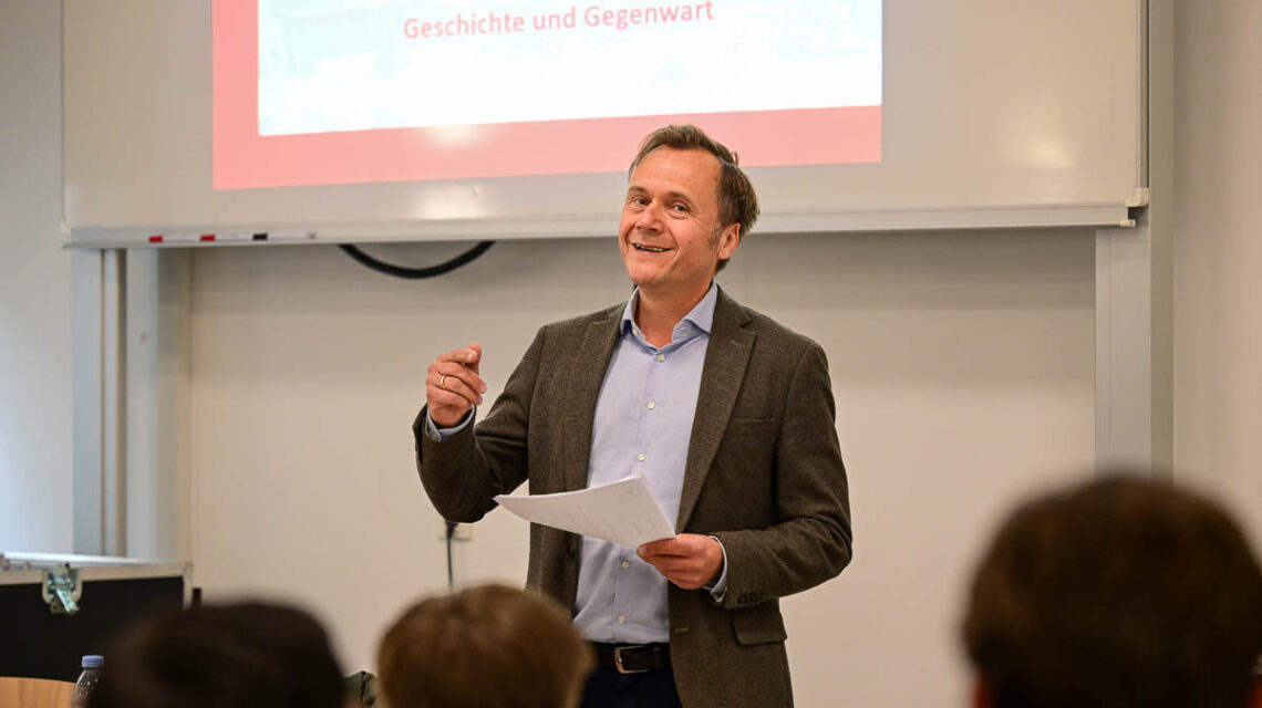 8. Mai, Geschichte einmal anders: Dr. Bernard Diez im Theatersaal der Obermayr Europa-Schule im Campus Erbenheim