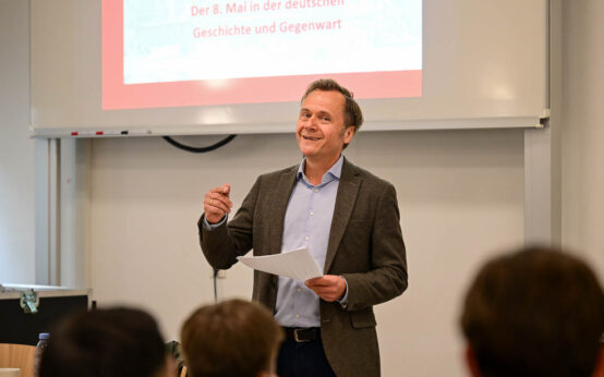 8. Mai, Geschichte einmal anders: Dr. Bernard Diez im Theatersaal der Obermayr Europa-Schule im Campus Erbenheim