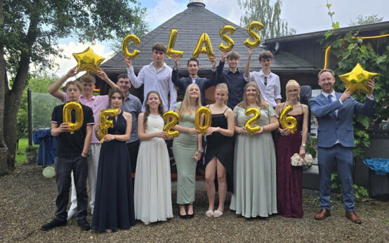 Abschlussklasse 10 R des Campus Neuhof