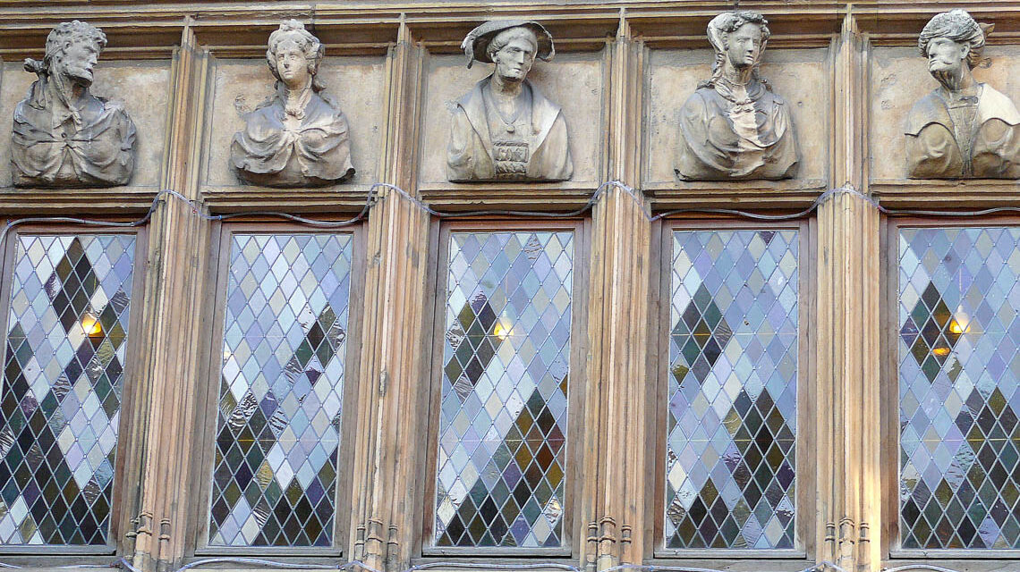 Die Fünf Köpfe an der Maison de Tetes