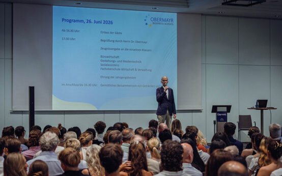 Zeugnisvergabe Abschlussfeier Obermayr Business School