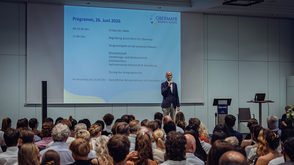 Zeugnisvergabe Abschlussfeier Obermayr Business School
