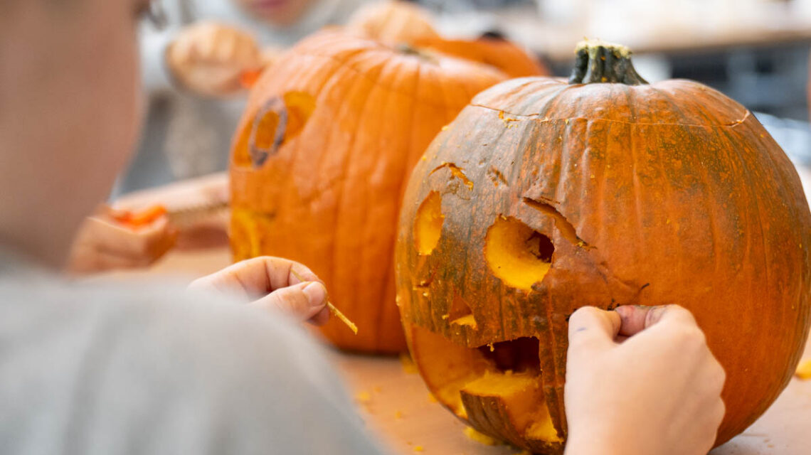 Kürbischnitzen beim Herbstfest an der Europa-Schule