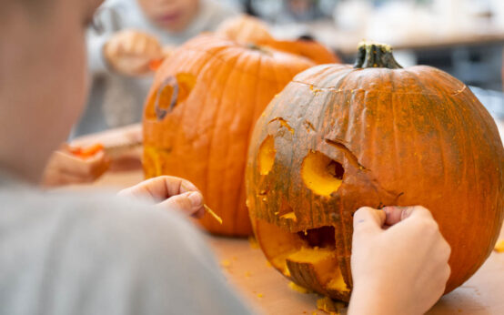 Kürbischnitzen beim Herbstfest an der Europa-Schule